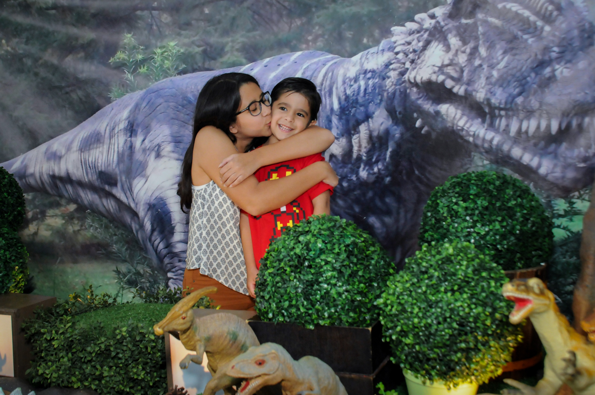 aniversariante ganha beijinho da irmã no Buffet Paparicos, festa infantil, tema da mesa dinossauros, guilherme 5 anos