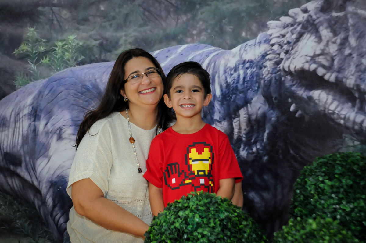 foto do aniversariante com sua mãe no Buffet Paparicos, festa infantil, tema da mesa dinossauros, guilherme 5 anos