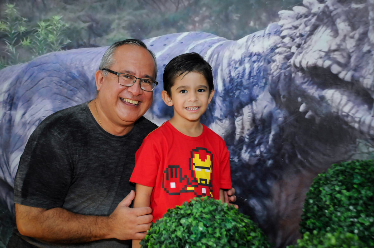 foto do aniversariante com o papai no Buffet Paparicos, festa infantil, tema da mesa dinossauros, guilherme 5 anos