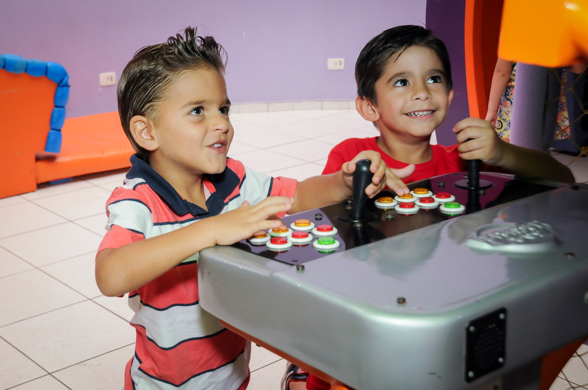 amigos jogando jogando game no Buffet Paparicos, festa infantil, tema da mesa dinossauros, guilherme 5 anos