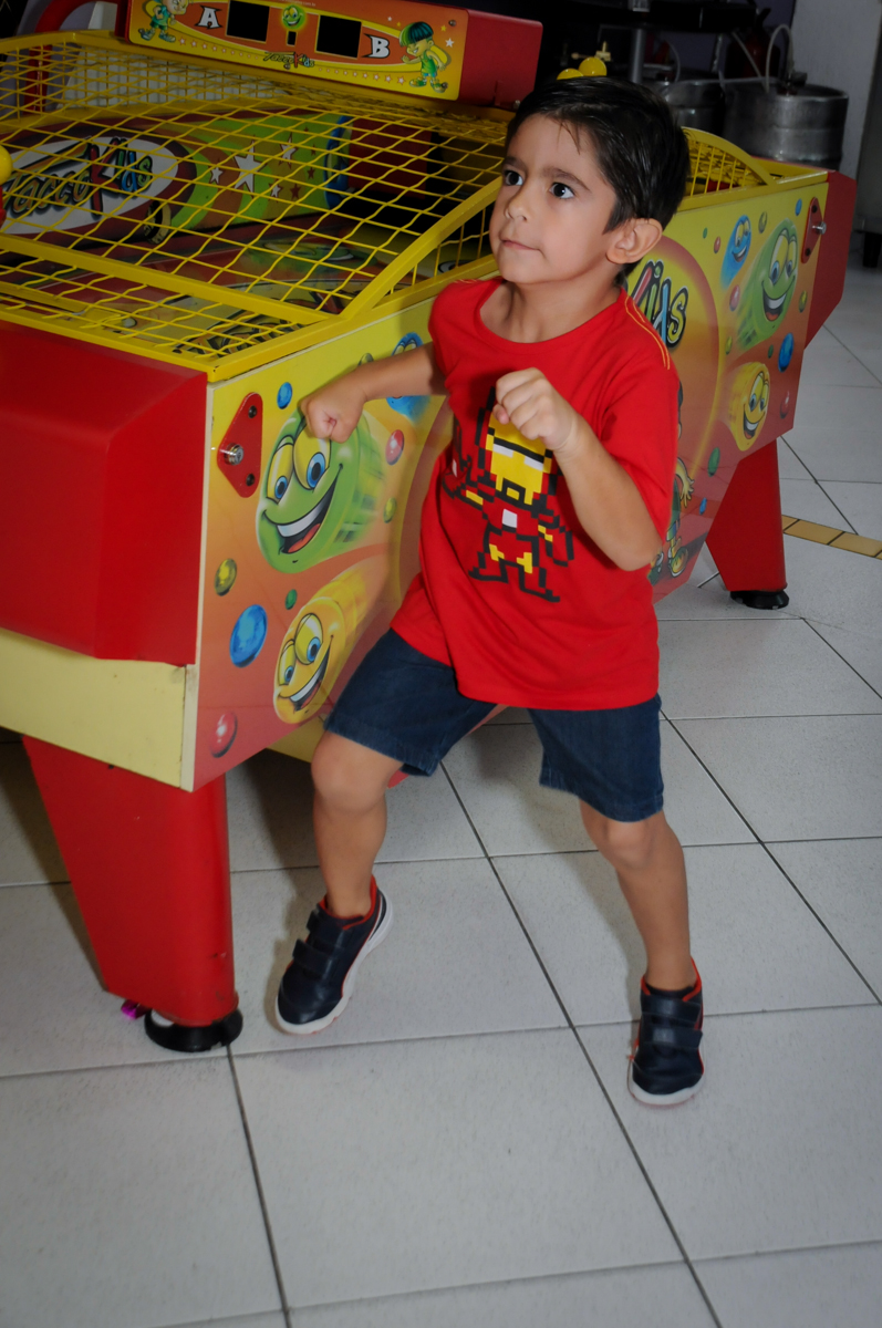 brincando no x box no Buffet Paparicos, festa infantil, tema da mesa dinossauros, guilherme 5 anos
