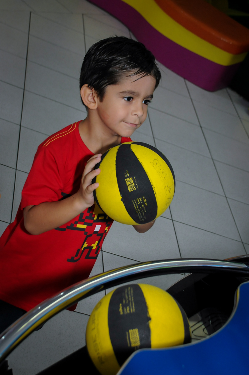 jogo de basquete no Buffet Paparicos, festa infantil, tema da mesa dinossauros, guilherme 5 anos