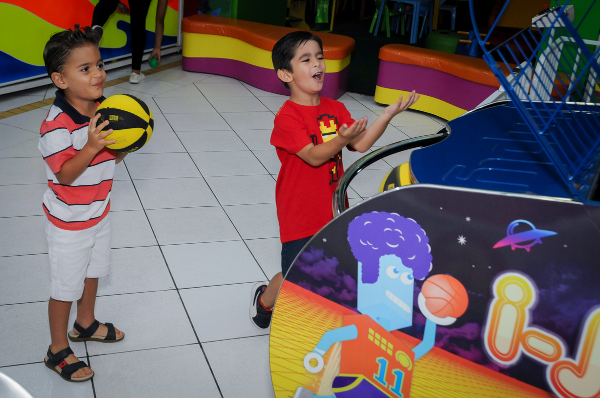 comemorando a cesta no jogo de basquete no Buffet Paparicos, festa infantil, tema da mesa dinossauros, guilherme 5 anos