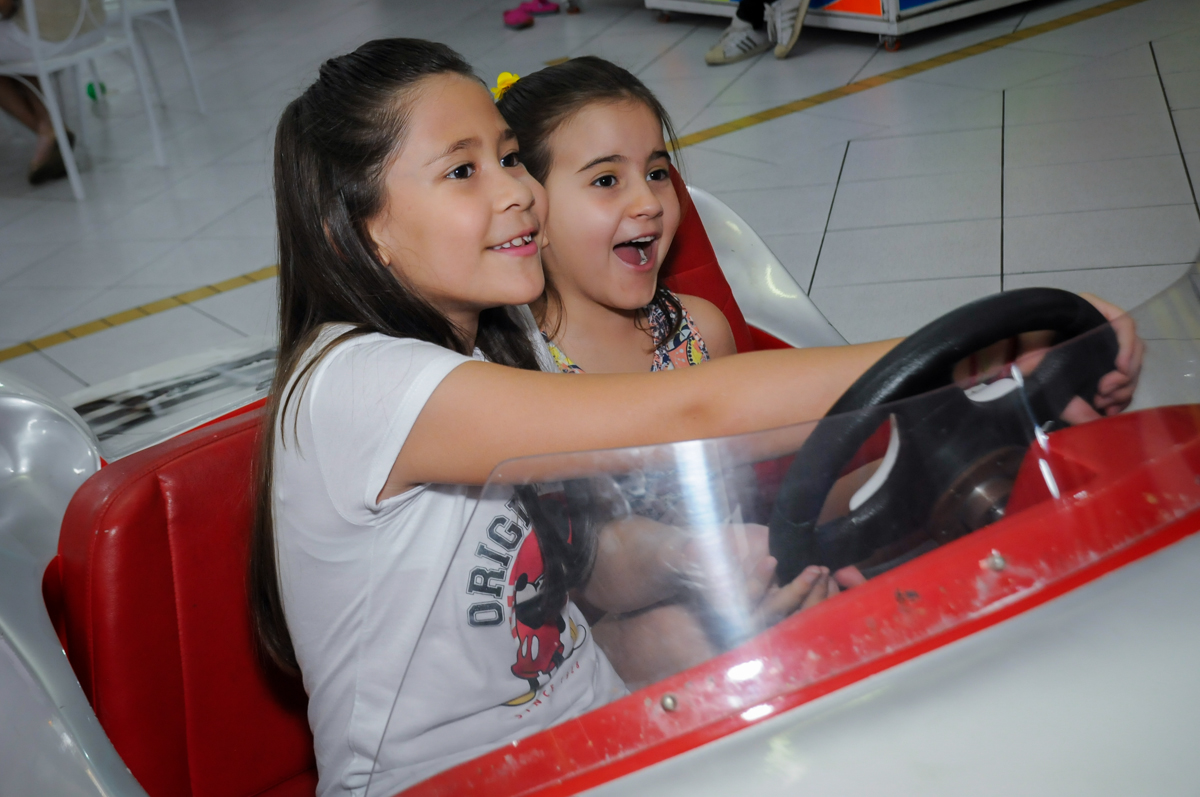 muito bom brincar no carrinho de corrida no Buffet Paparicos, festa infantil, tema da mesa dinossauros, guilherme 5 anos