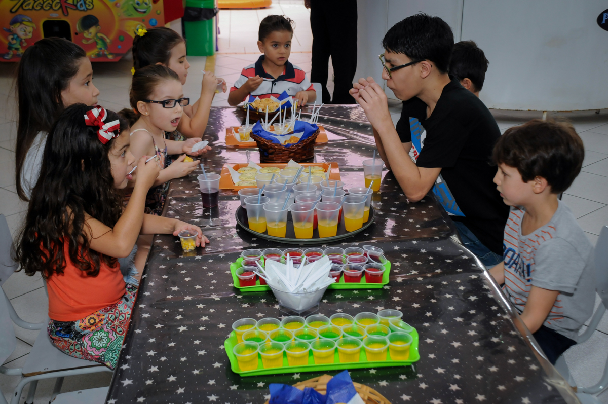 hora do lanche das crianças no Buffet Paparicos, festa infantil, tema da mesa dinossauros, guilherme 5 anos