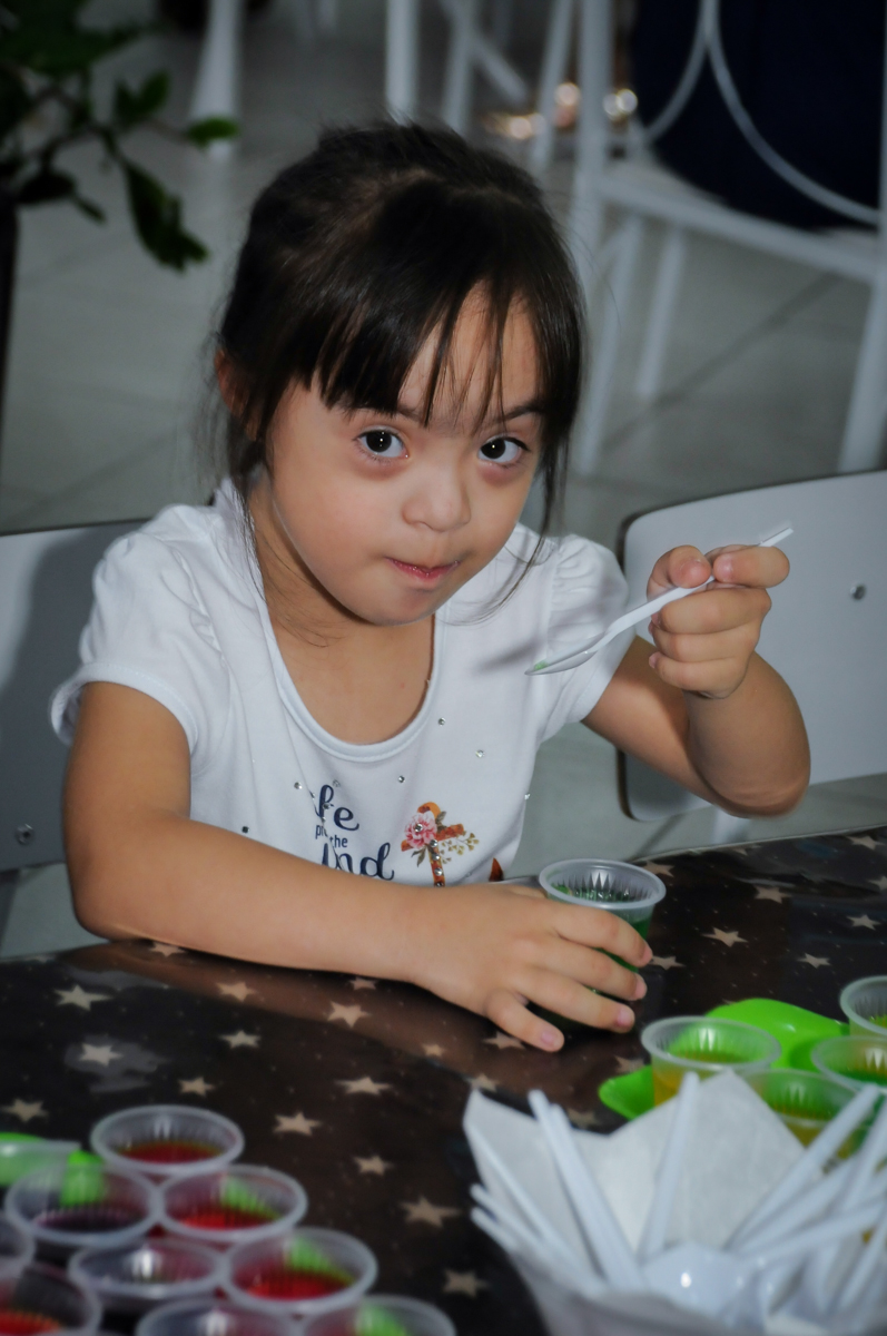 no lanchinho tem gelatina de morango no Buffet Paparicos, festa infantil, tema da mesa dinossauros, guilherme 5 anos