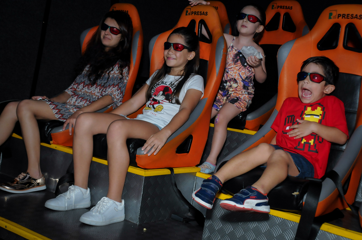 sessão de cinema 3 D no Buffet Paparicos, festa infantil, tema da mesa dinossauros, guilherme 5 anos