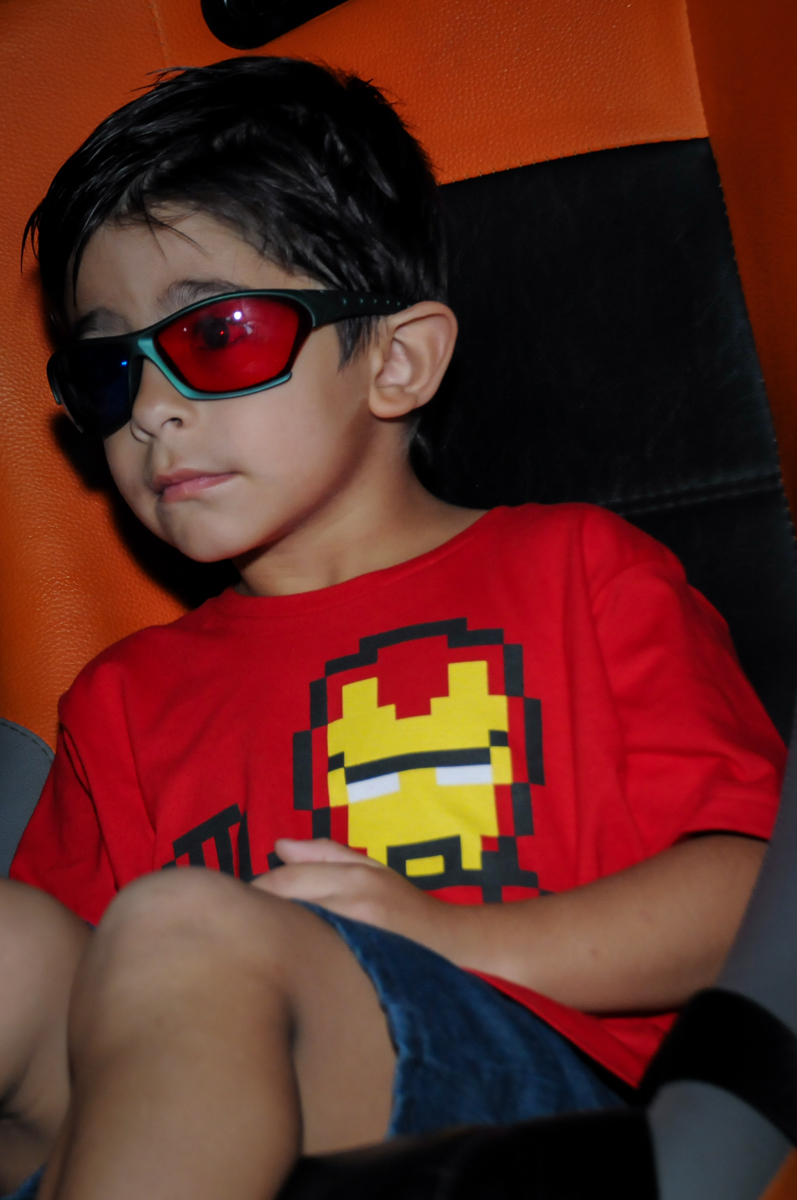 o aniversariante está na sala de cinema 3 D no Buffet Paparicos, festa infantil, tema da mesa dinossauros, guilherme 5 anos