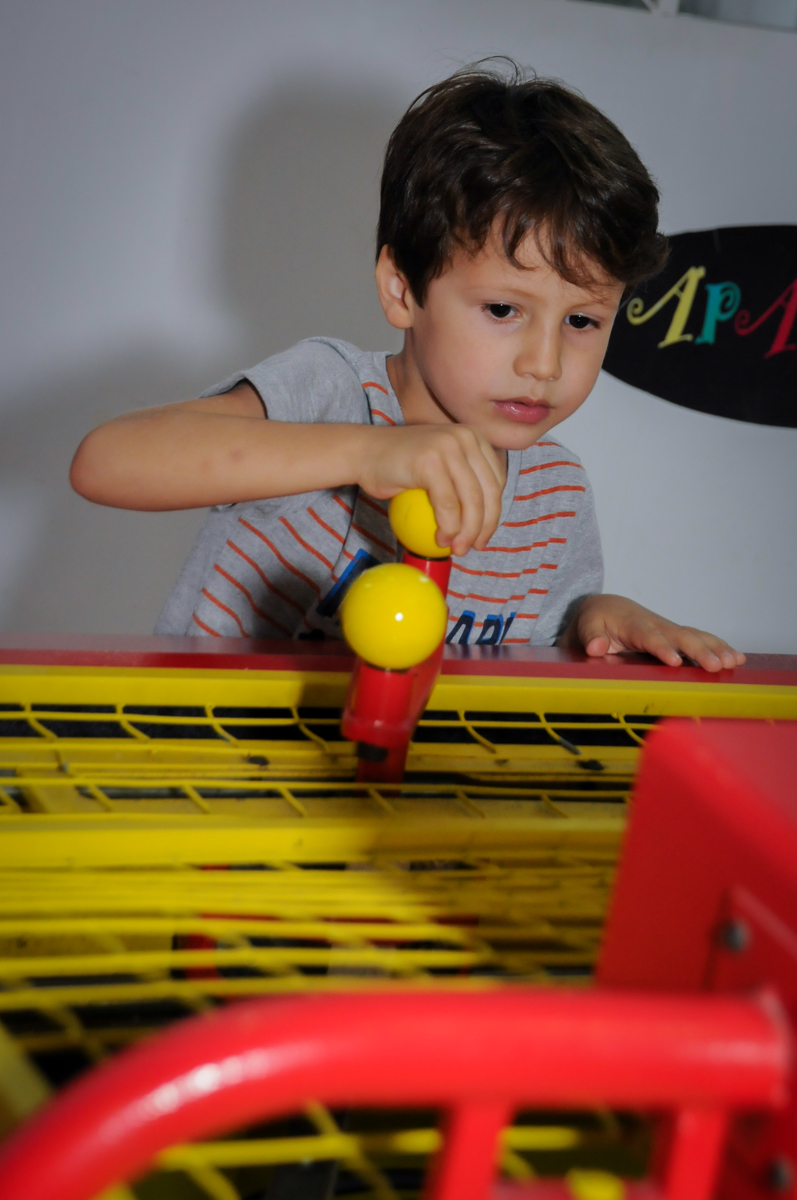 jogo de futebol no Buffet Paparicos, festa infantil, tema da mesa dinossauros, guilherme 5 anos