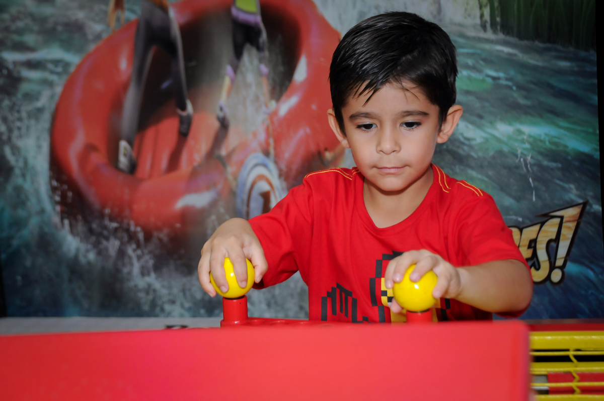 o aniversariante também joga futebol de mesa no Buffet Paparicos, festa infantil, tema da mesa dinossauros, guilherme 5 anos