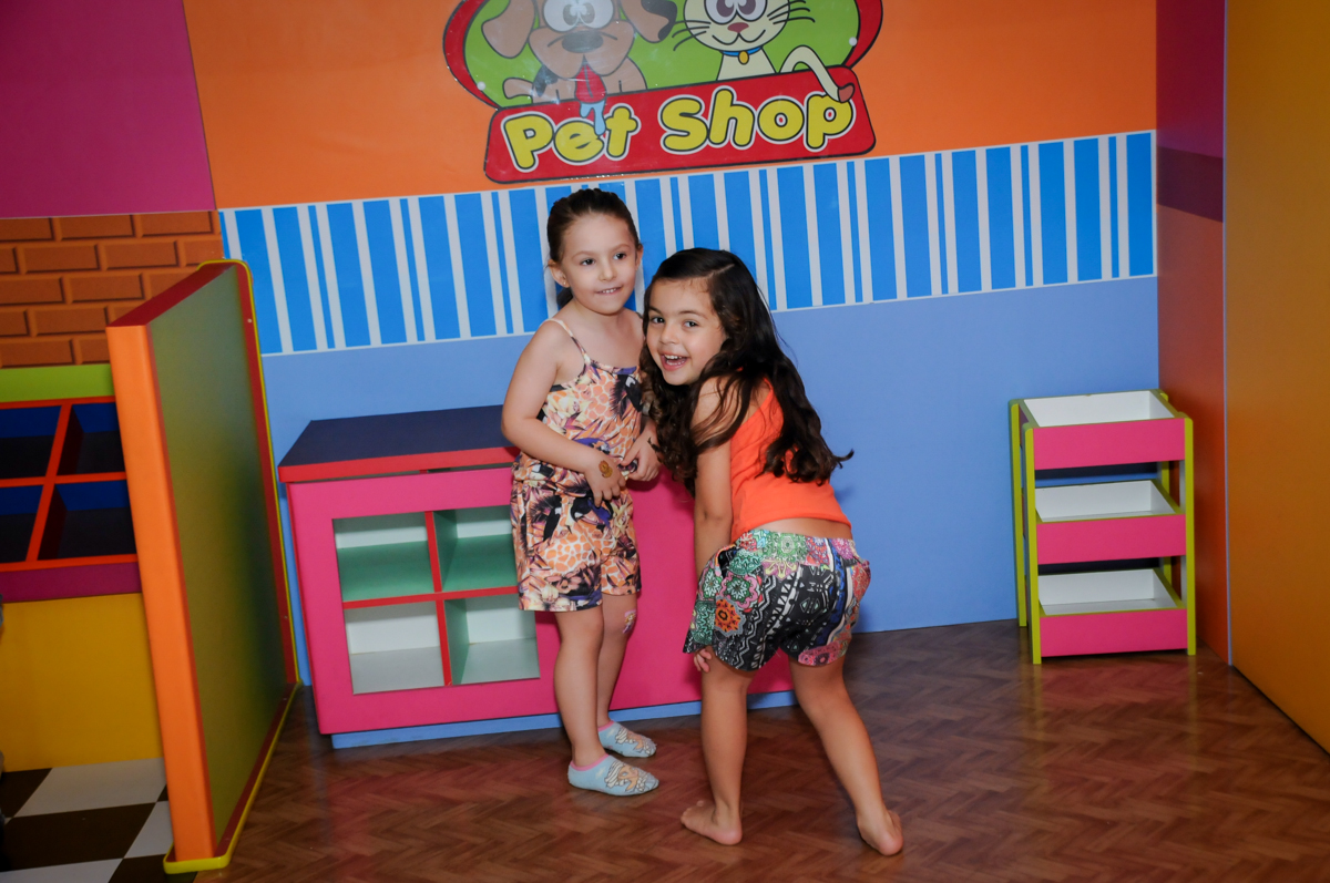 as crianças brincam no pet shop no Buffet Paparicos, festa infantil, tema da mesa dinossauros, guilherme 5 anos