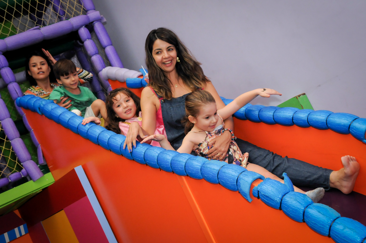 fila indiana para escorregar no escorregador do brinquedão no Buffet Paparicos, festa infantil, tema da mesa dinossauros, guilherme 5 anos