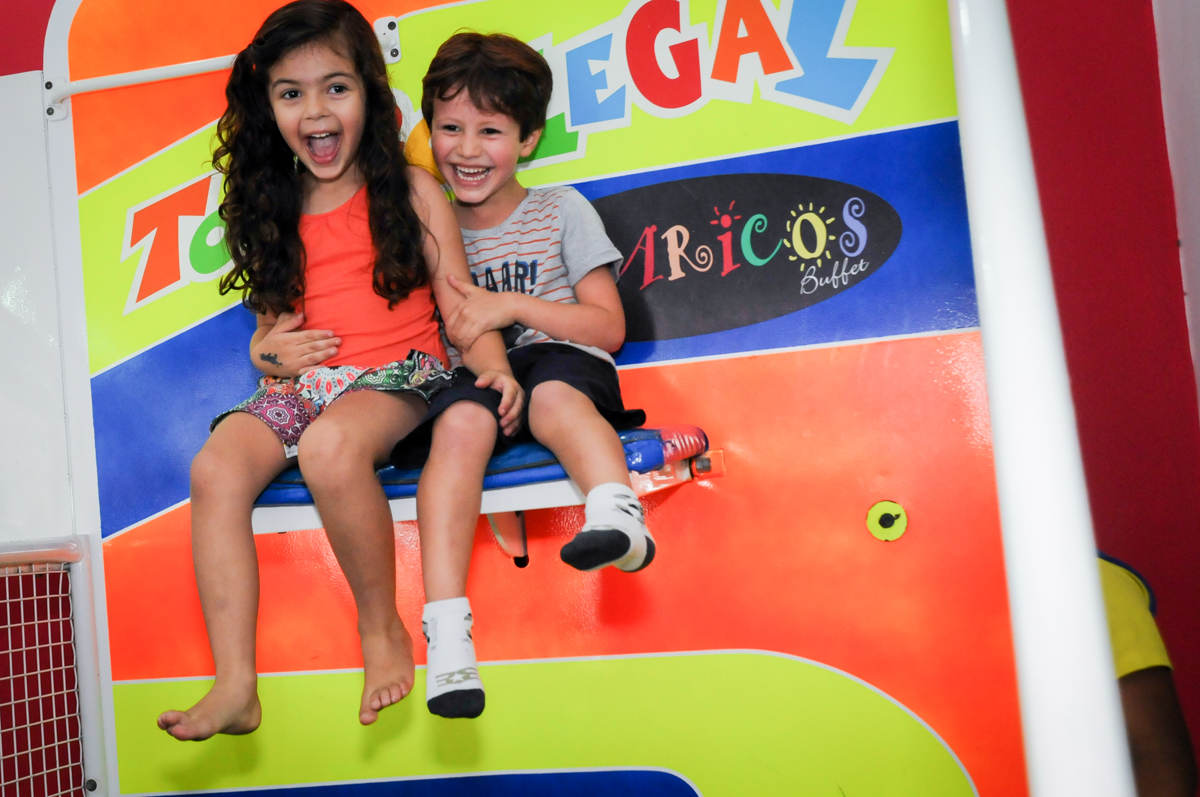 brincando no tombo legal no Buffet Paparicos, festa infantil, tema da mesa dinossauros, guilherme 5 anos