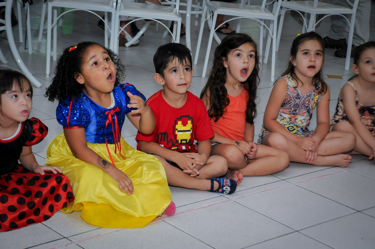 vai começar o show de mágica no Buffet Paparicos, festa infantil, tema da mesa dinossauros, guilherme 5 anos