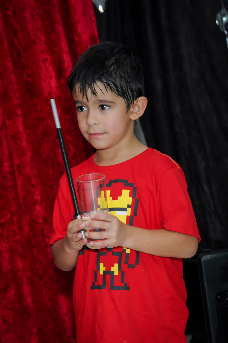 o aniversariante participa do show de mágica no Buffet Paparicos, festa infantil, tema da mesa dinossauros, guilherme 5 anos