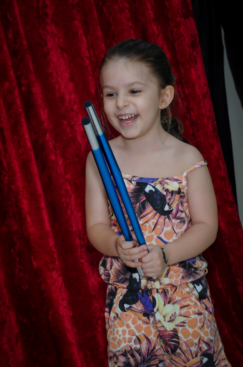 a amiguinha segura a varinha mágica no show de mágica no Buffet Paparicos, festa infantil, tema da mesa dinossauros, guilherme 5 anos