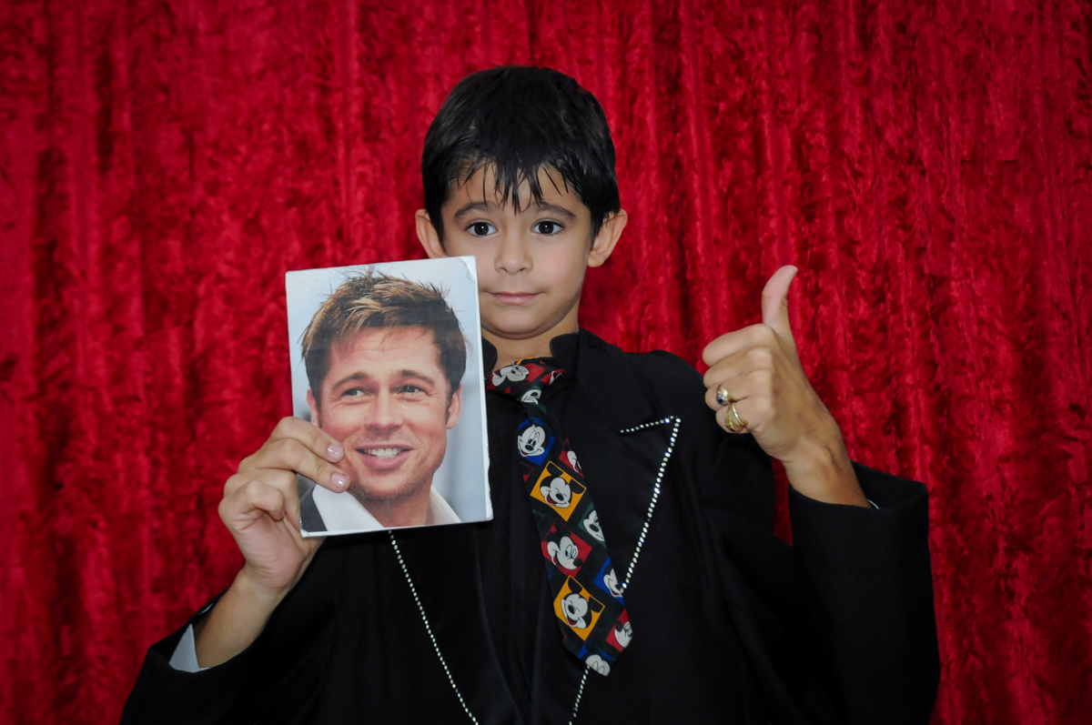 o aniversariante faz mágica no Buffet Paparicos, festa infantil, tema da mesa dinossauros, guilherme 5 anos