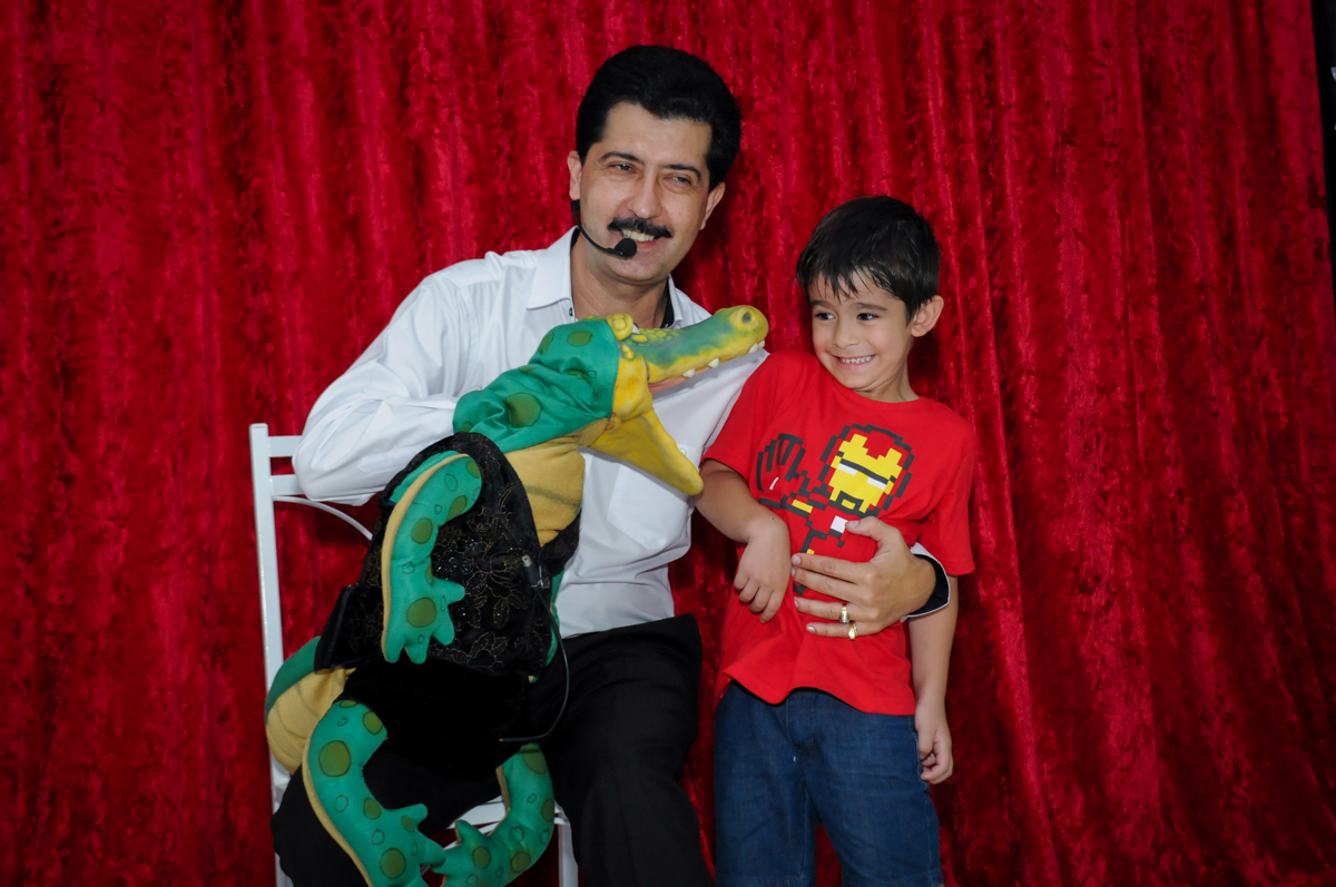 o aniversariante se assusta com o jacaré do mágico no Buffet Paparicos, festa infantil, tema da mesa dinossauros, guilherme 5 anos