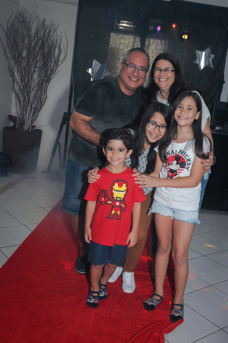 A família sai da máquina do parabéns no Buffet Paparicos, festa infantil, tema da mesa dinossauros, guilherme 5 anos