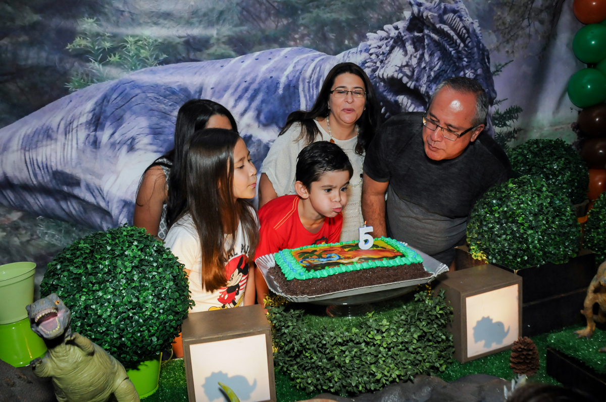 assoprando a velinha do bolo no Buffet Paparicos, festa infantil, tema da mesa dinossauros, guilherme 5 anos