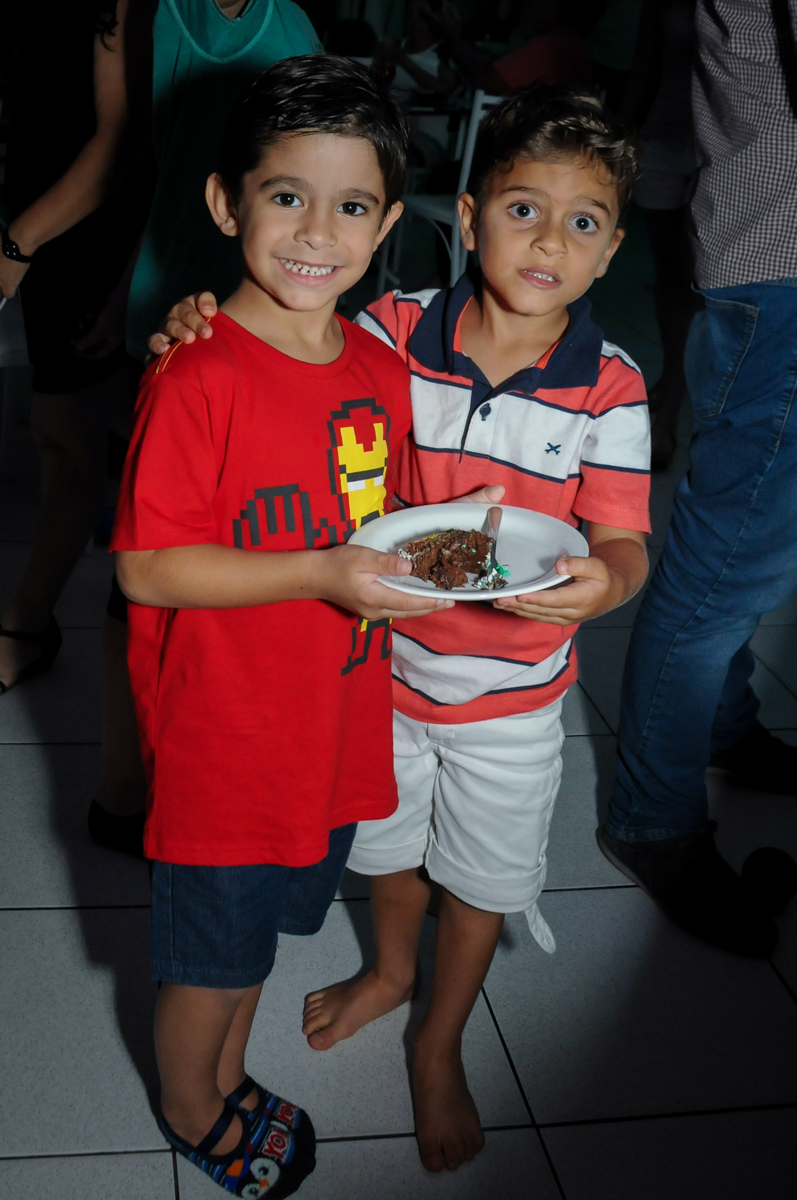 final da festa e a entrega do primeiro pedaço de bolo ao amigo no Buffet Paparicos, festa infantil, tema da mesa dinossauros, guilherme 5 anos
