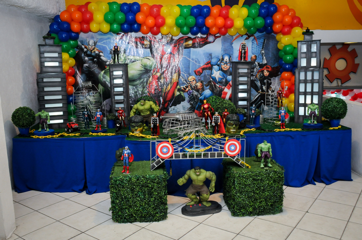 mesa da festa infantil,aniversário de eduardo 5 ano, buffet fábrica da alegria,osasco,sp,tema da mesa os vingadores