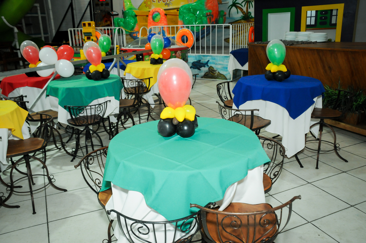 mesas decoradas com bexigas na festa infantil,aniversário de eduardo 5 ano, buffet fábrica da alegria,osasco,sp,tema da mesa os vingadores