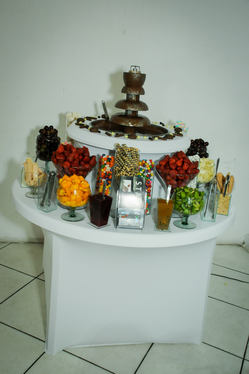 mesa de frutas na festa infantil,aniversário de eduardo 5 ano, buffet fábrica da alegria,osasco,sp,tema da mesa os vingadores