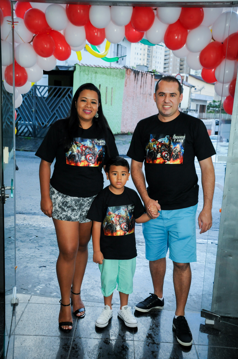 entrada da família na festa infantil,aniversário de eduardo 5 ano, buffet fábrica da alegria,osasco,sp,tema da mesa os vingadores