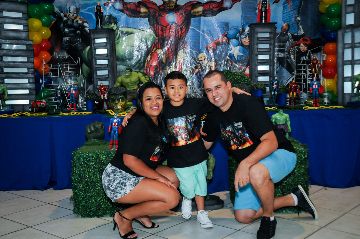foto da família na festa infantil,aniversário de eduardo 5 ano, buffet fábrica da alegria,osasco,sp,tema da mesa os vingadores
