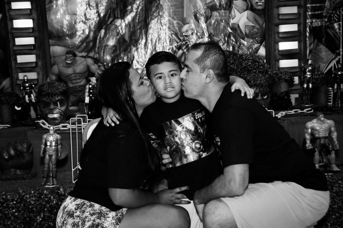 beijo sanduiche na festa infantil,aniversário de eduardo 5 ano, buffet fábrica da alegria,osasco,sp,tema da mesa os vingadores