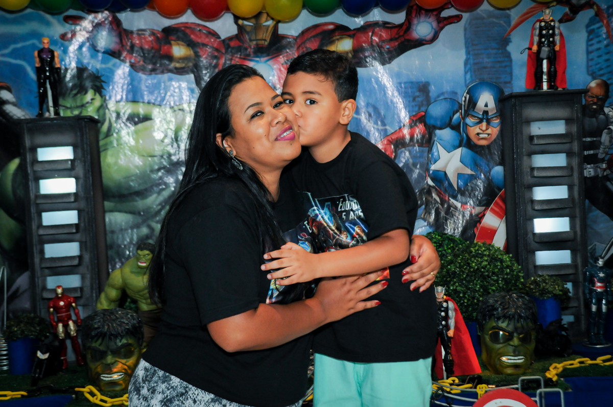 o aniversariante ganha beijinho da mamãe na festa infantil,aniversário de eduardo 5 ano, buffet fábrica da alegria,osasco,sp,tema da mesa os vingadores
