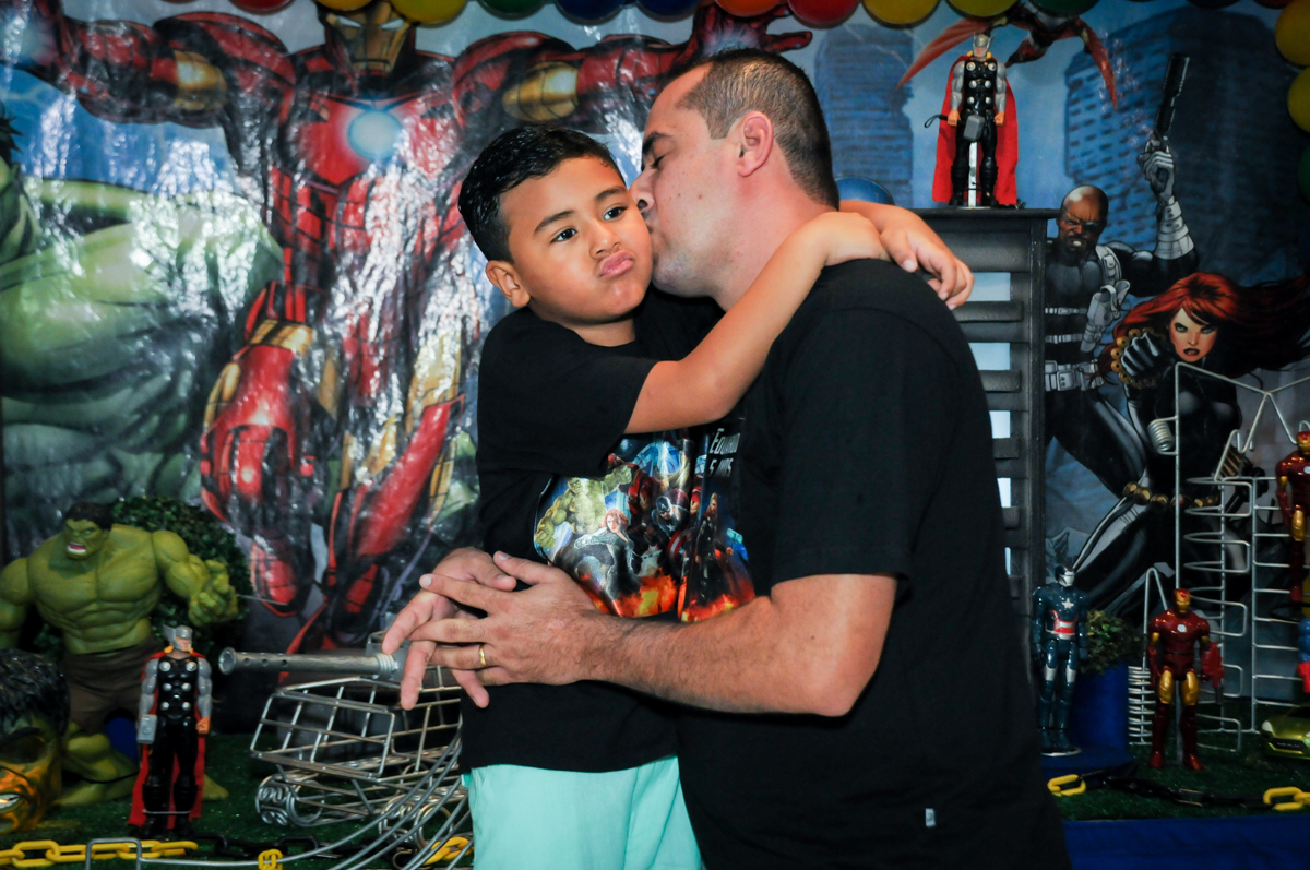 aniversariante é paparicado na festa infantil,aniversário de eduardo 5 ano, buffet fábrica da alegria,osasco,sp,tema da mesa os vingadores