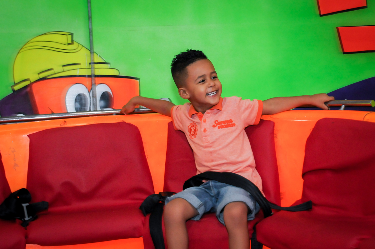 os amiguinhos brincam no labamba na festa infantil,aniversário de eduardo 5 ano, buffet fábrica da alegria,osasco,sp,tema da mesa os vingadores