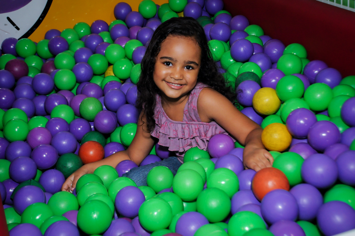 amiguinha brinca na piscina de bolinha na festa infantil,aniversário de eduardo 5 ano, buffet fábrica da alegria,osasco,sp,tema da mesa os vingadores