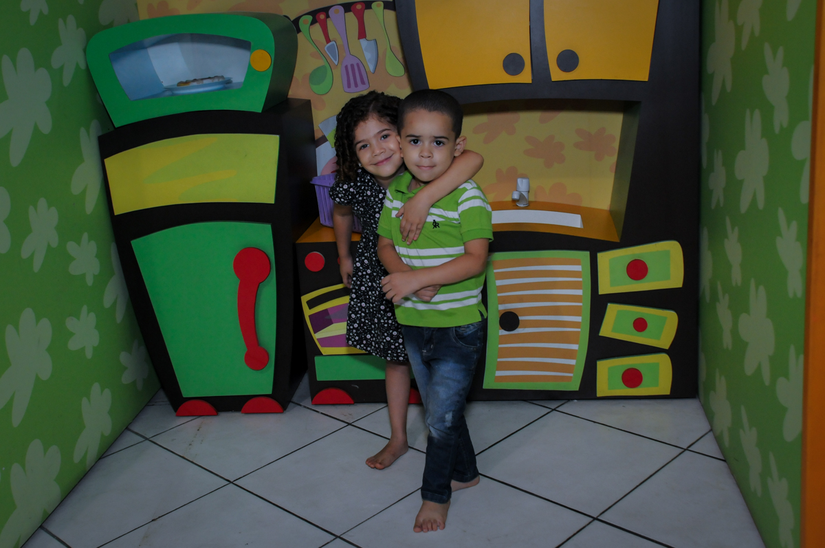 abraço carinhoso na festa infantil,aniversário de eduardo 5 ano, buffet fábrica da alegria,osasco,sp,tema da mesa os vingadores