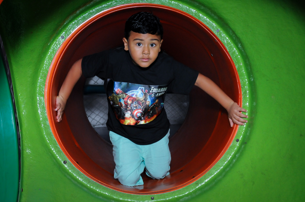 pose para foto no túnel do escorregador na festa infantil,aniversário de eduardo 5 ano, buffet fábrica da alegria,osasco,sp,tema da mesa os vingadores