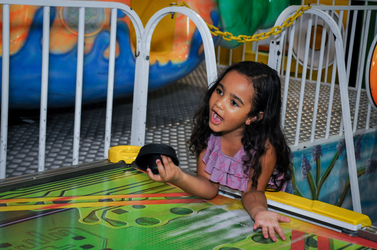menina também brinca no futebol de mesa na festa infantil,aniversário de eduardo 5 ano, buffet fábrica da alegria,osasco,sp,tema da mesa os vingadores
