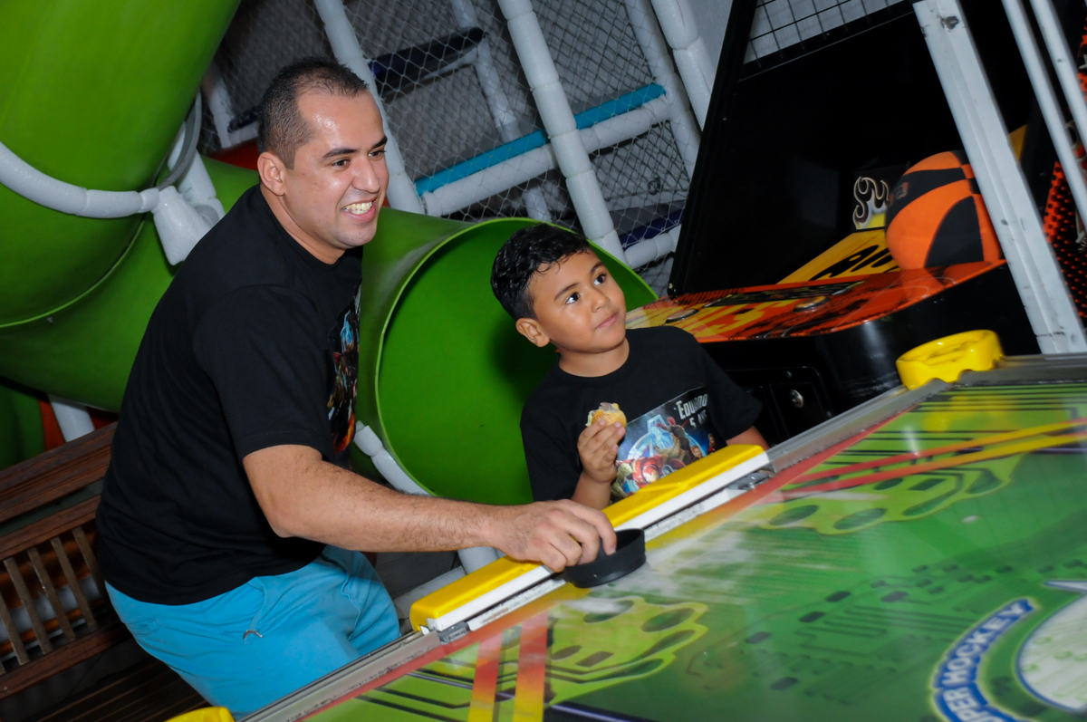 papai do aniversariante também joa no futebol de mesa na festa infantil,aniversário de eduardo 5 ano, buffet fábrica da alegria,osasco,sp,tema da mesa os vingadores