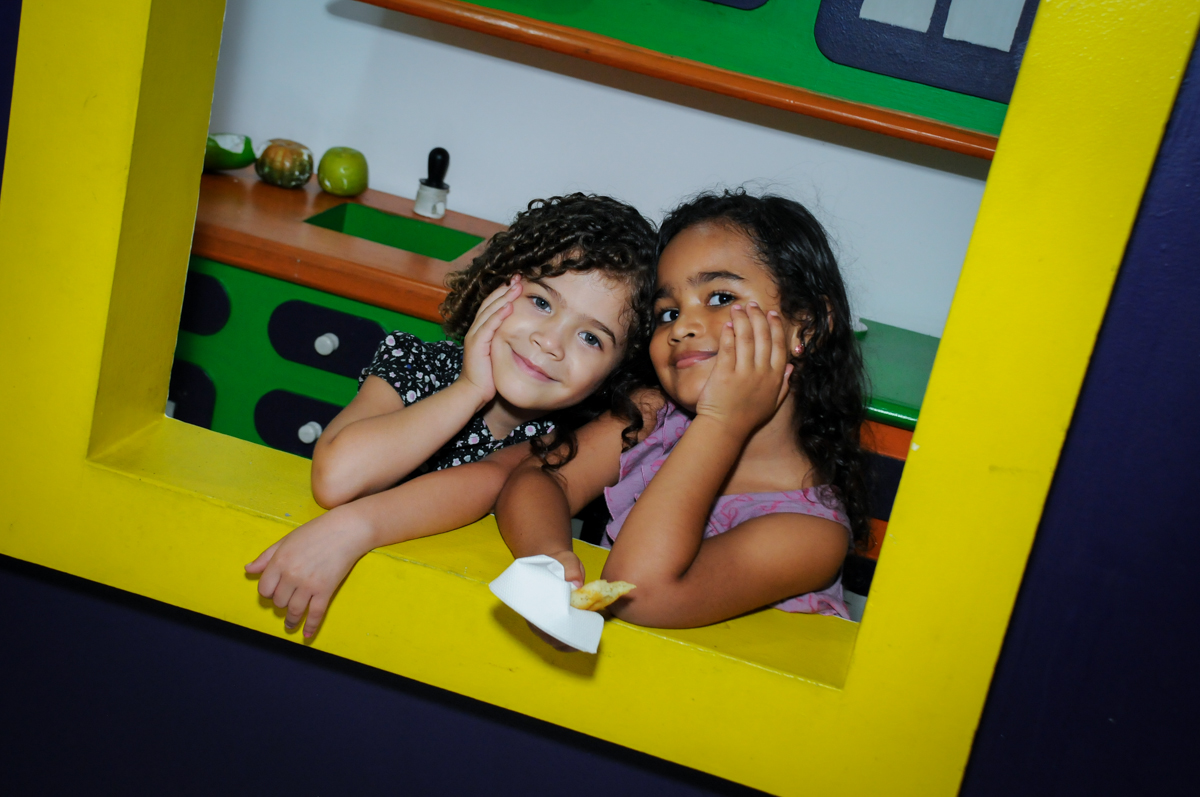 charme para foto na janela da casinha na festa infantil,aniversário de eduardo 5 ano, buffet fábrica da alegria,osasco,sp,tema da mesa os vingadores