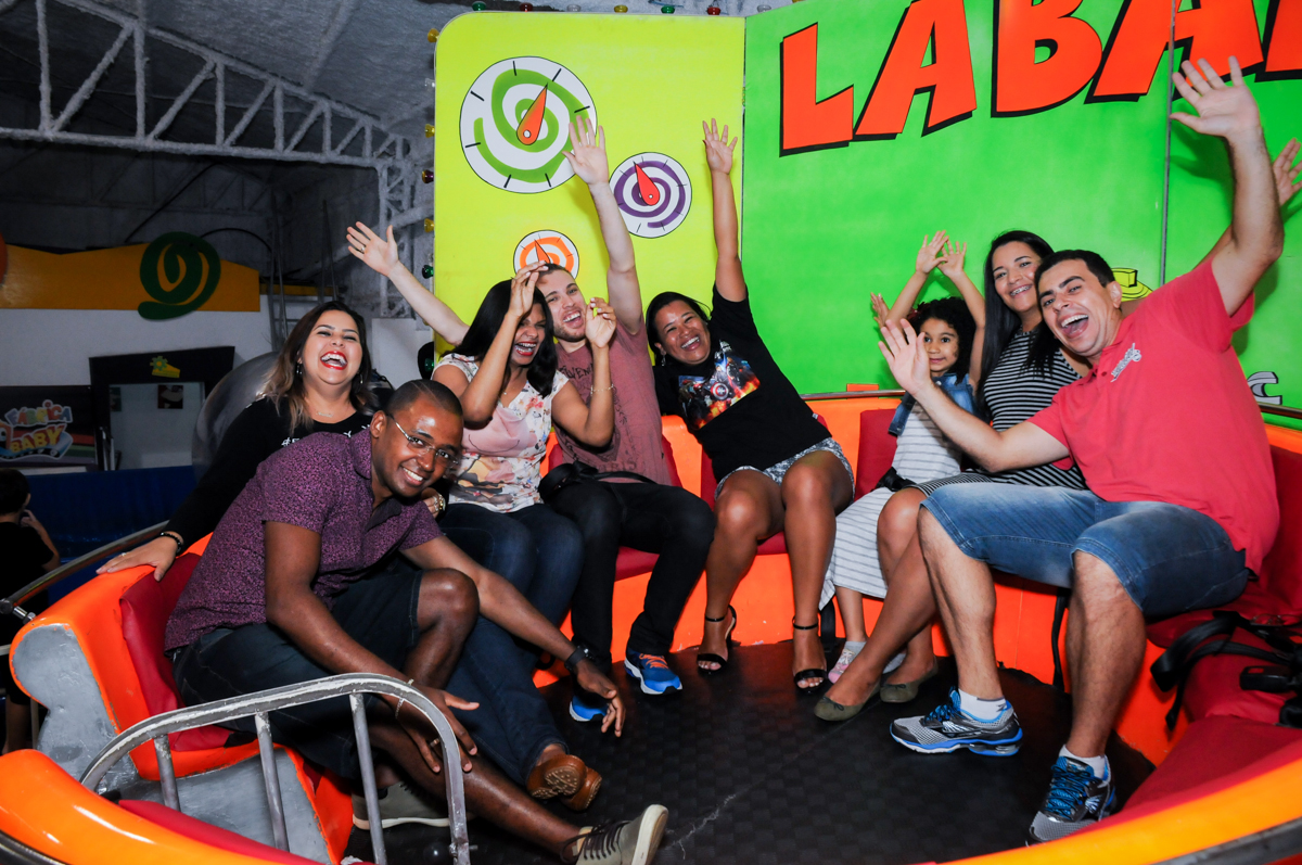 bagunça dos adultos no labamba na festa infantil,aniversário de eduardo 5 ano, buffet fábrica da alegria,osasco,sp,tema da mesa os vingadores