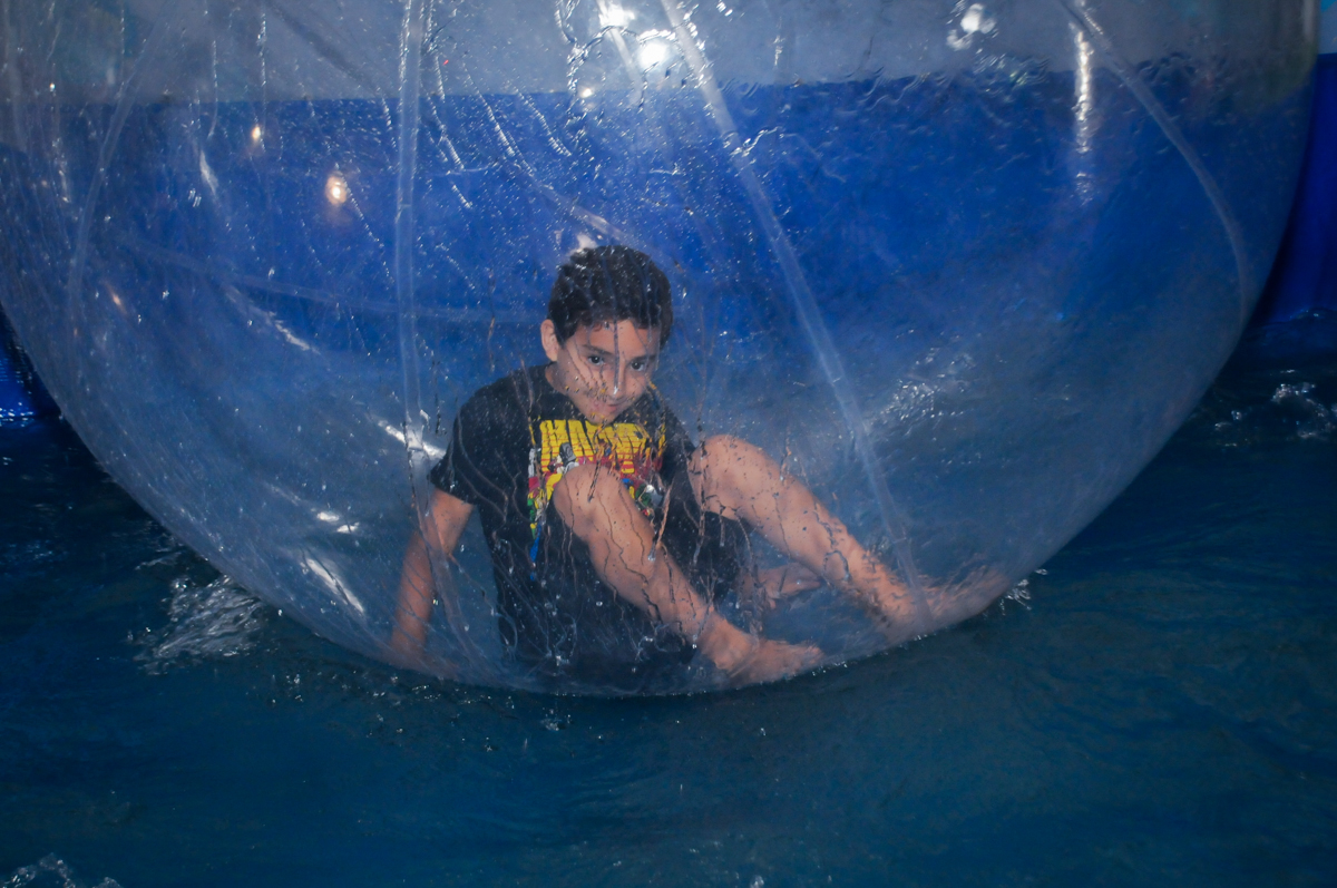 muito bom brincar na bola na festa infantil,aniversário de eduardo 5 ano, buffet fábrica da alegria,osasco,sp,tema da mesa os vingadores
