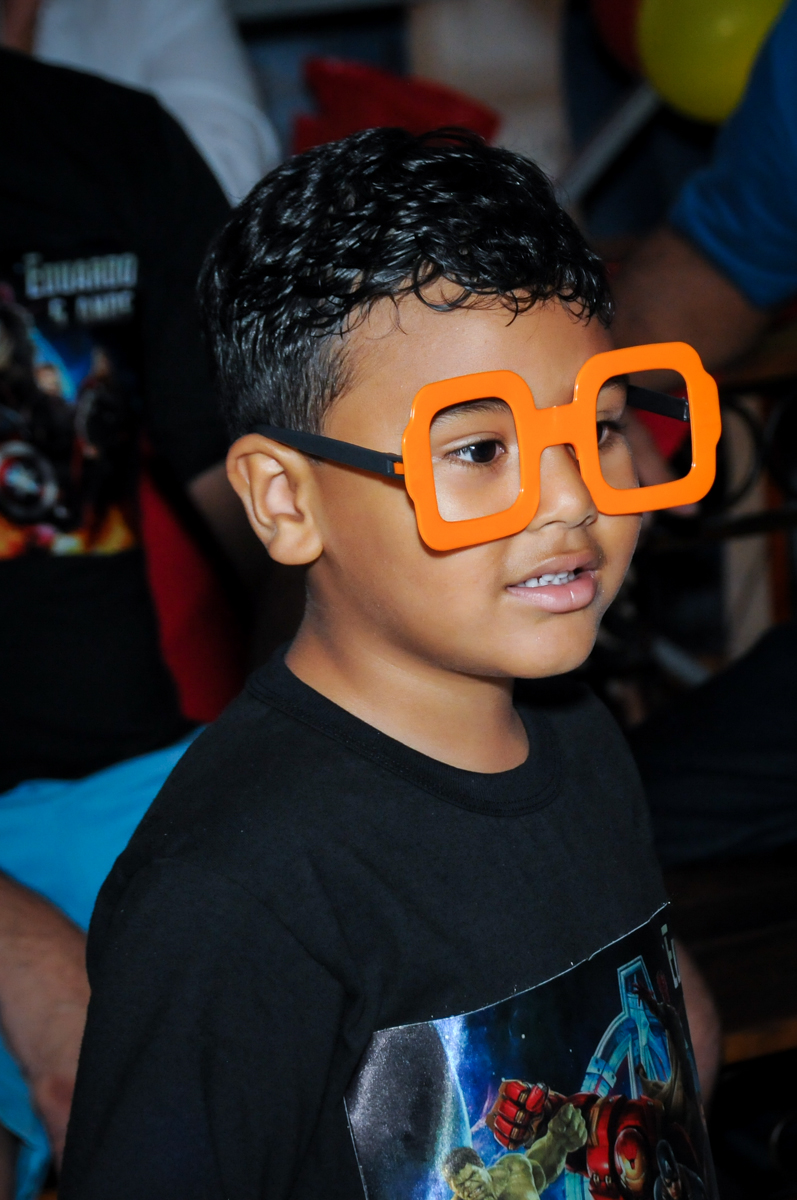 o aniversariante usando óculos na balada na festa infantil,aniversário de eduardo 5 ano, buffet fábrica da alegria,osasco,sp,tema da mesa os vingadores