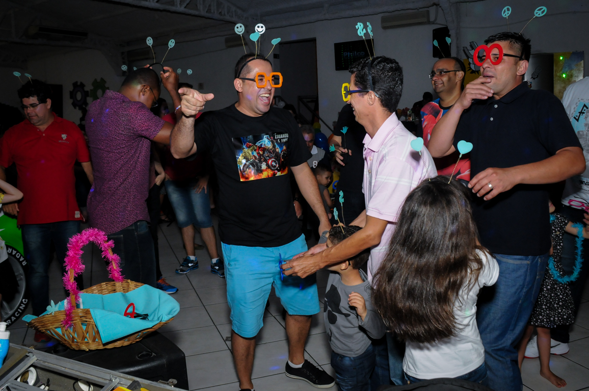 o papai também participa da balada na festa infantil,aniversário de eduardo 5 ano, buffet fábrica da alegria,osasco,sp,tema da mesa os vingadores