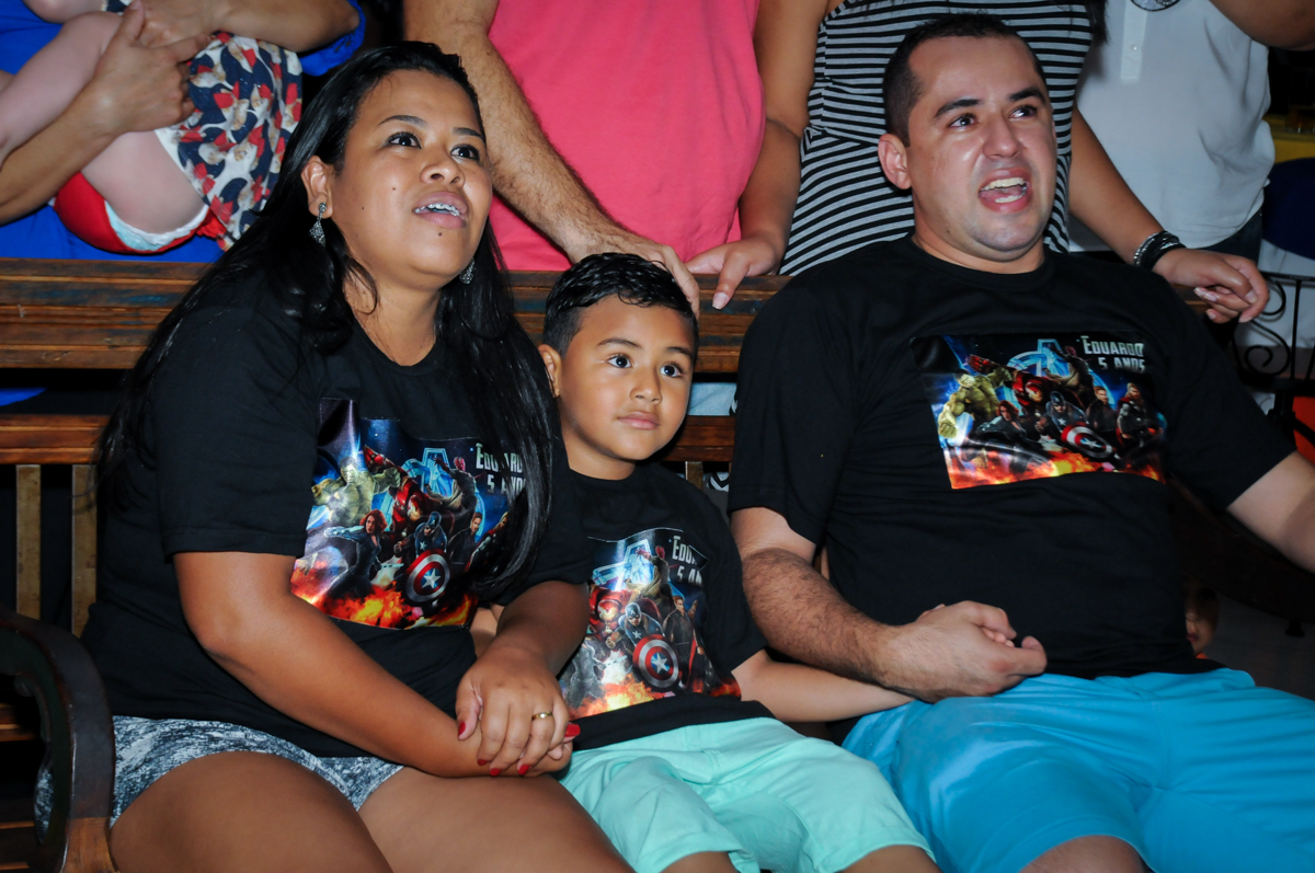 hora de assistir a retrospectiva na festa infantil,aniversário de eduardo 5 ano, buffet fábrica da alegria,osasco,sp,tema da mesa os vingadores