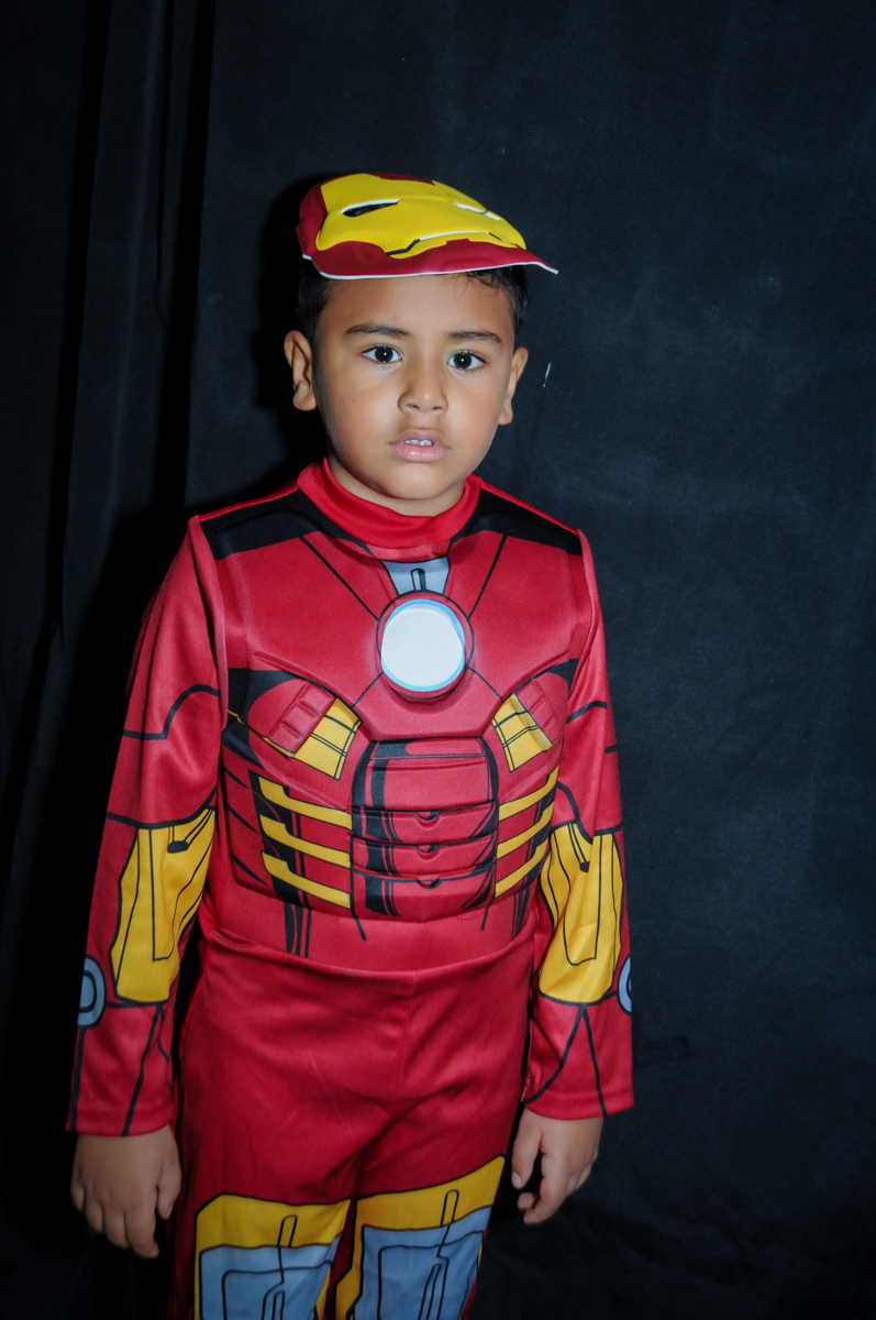 aniversariante com fantasia na festa infantil,aniversário de eduardo 5 ano, buffet fábrica da alegria,osasco,sp,tema da mesa os vingadores