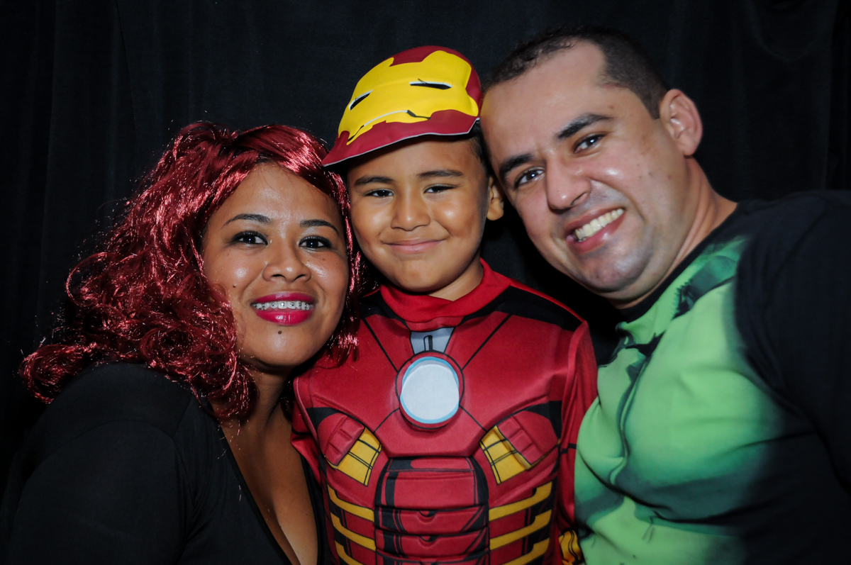 foto da família com fantasia no festa infantil,aniversário de eduardo 5 ano, buffet fábrica da alegria,osasco,sp,tema da mesa os vingadores