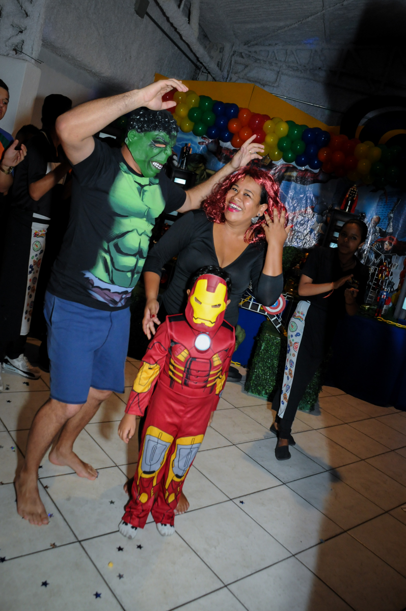 hora de cantar parabéns na festa infantil,aniversário de eduardo 5 ano, buffet fábrica da alegria,osasco,sp,tema da mesa os vingadores