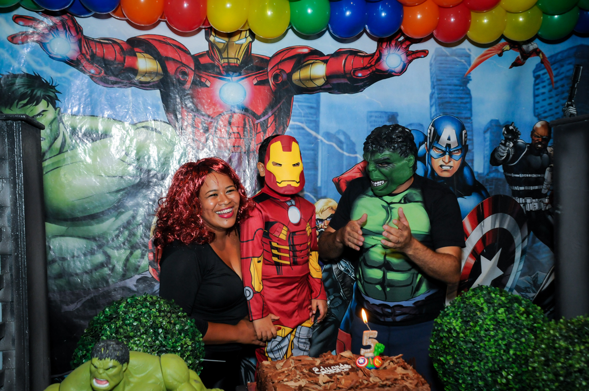 muita animação na hora do parabéns na festa infantil,aniversário de eduardo 5 ano, buffet fábrica da alegria,osasco,sp,tema da mesa os vingadores