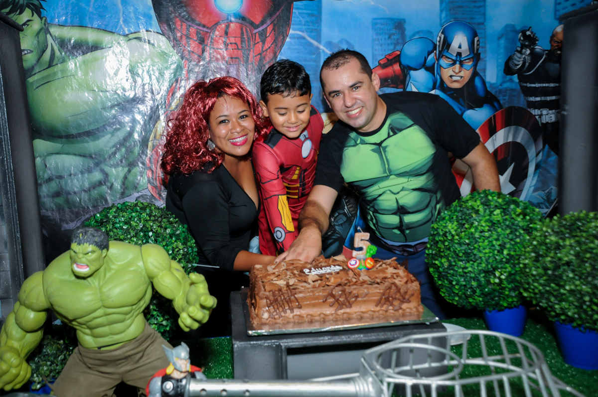 chegou a hora de cortar o primeiro pedaço do bolo na festa infantil,aniversário de eduardo 5 ano, buffet fábrica da alegria,osasco,sp,tema da mesa os vingadores